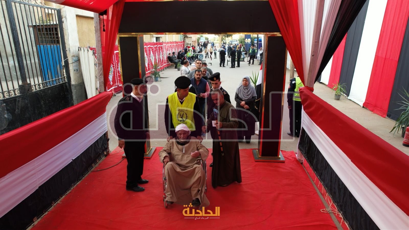 كبار السن وذوى الاحتياجات الخاصة يدلون بأصواتهم بمساعدة الشرطة