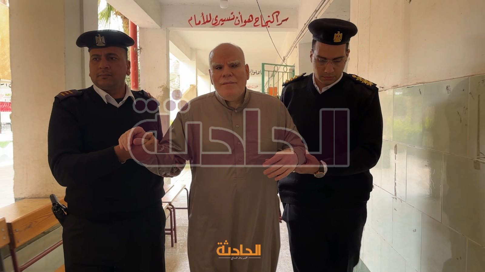 كبار السن وذوى الاحتياجات الخاصة يدلون بأصواتهم بمساعدة الشرطة