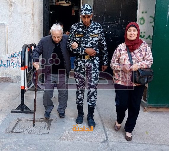 كبار السن وذوى الاحتياجات الخاصة يدلون بأصواتهم بمساعدة الشرطة
