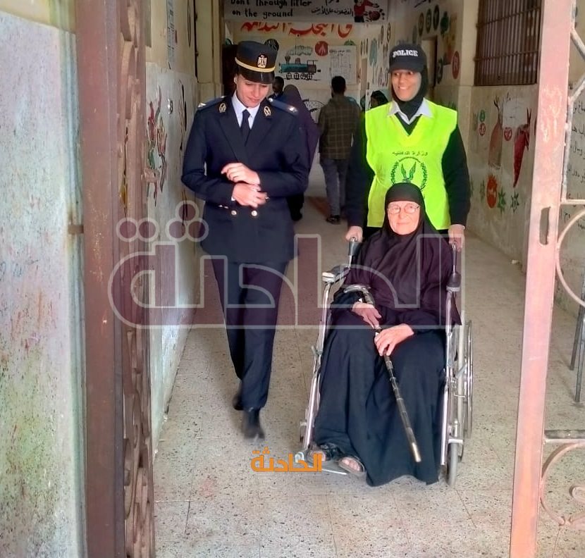 كبار السن وذوى الاحتياجات الخاصة يدلون بأصواتهم بمساعدة الشرطة