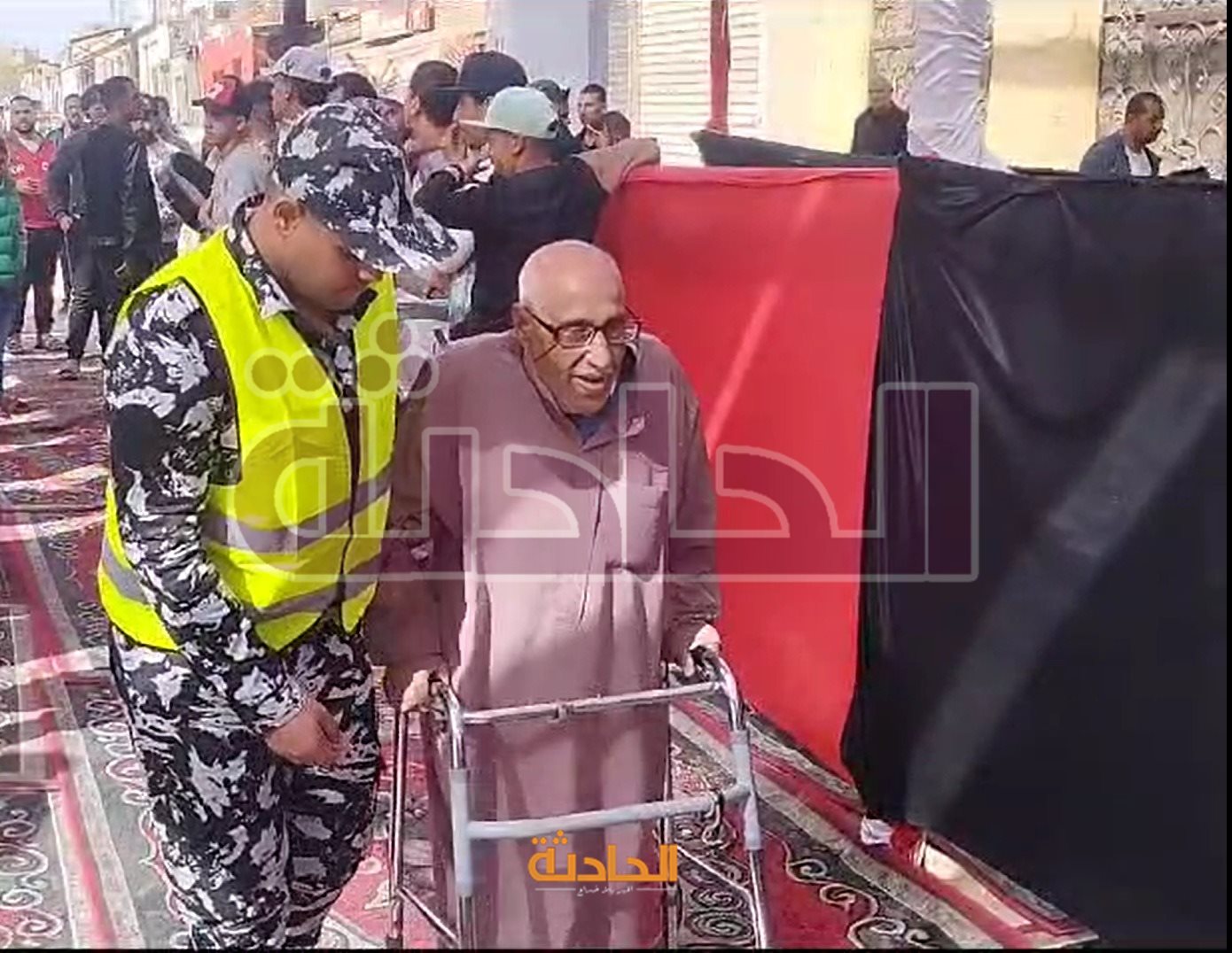 كبار السن وذوى الاحتياجات الخاصة يدلون بأصواتهم بمساعدة الشرطة