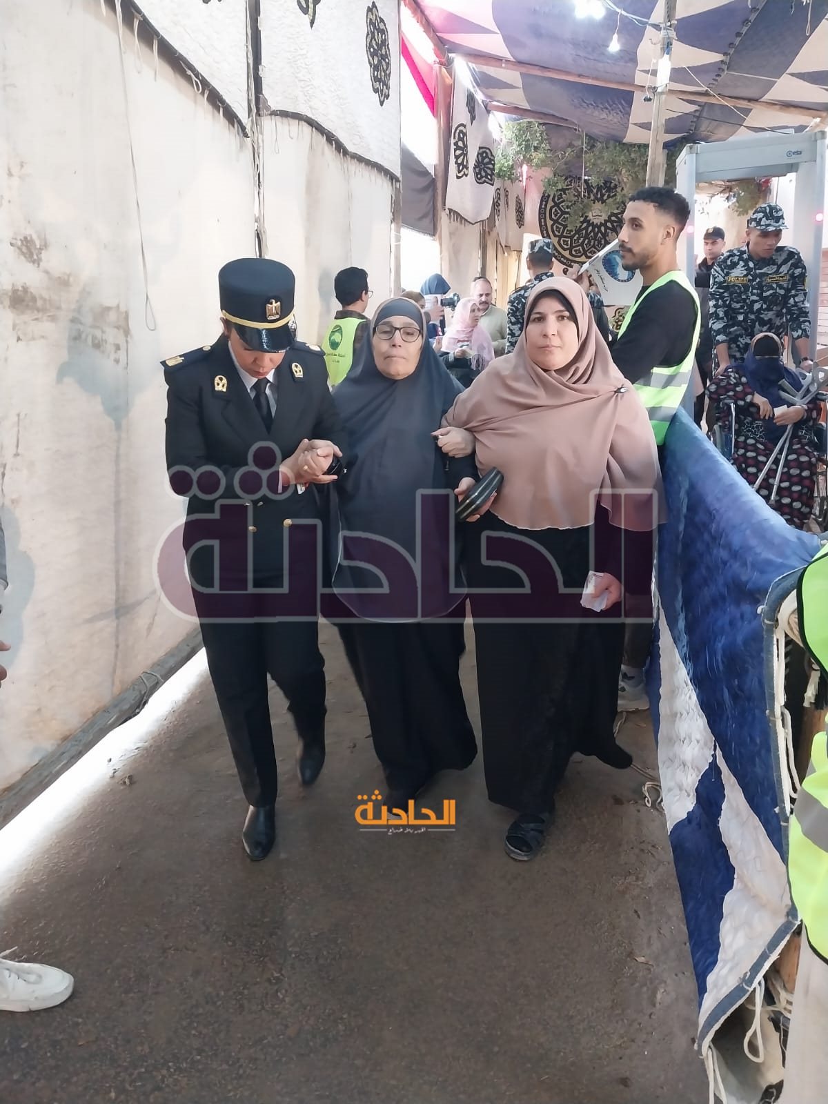 كبار السن وذوى الاحتياجات الخاصة يدلون بأصواتهم بمساعدة الشرطة