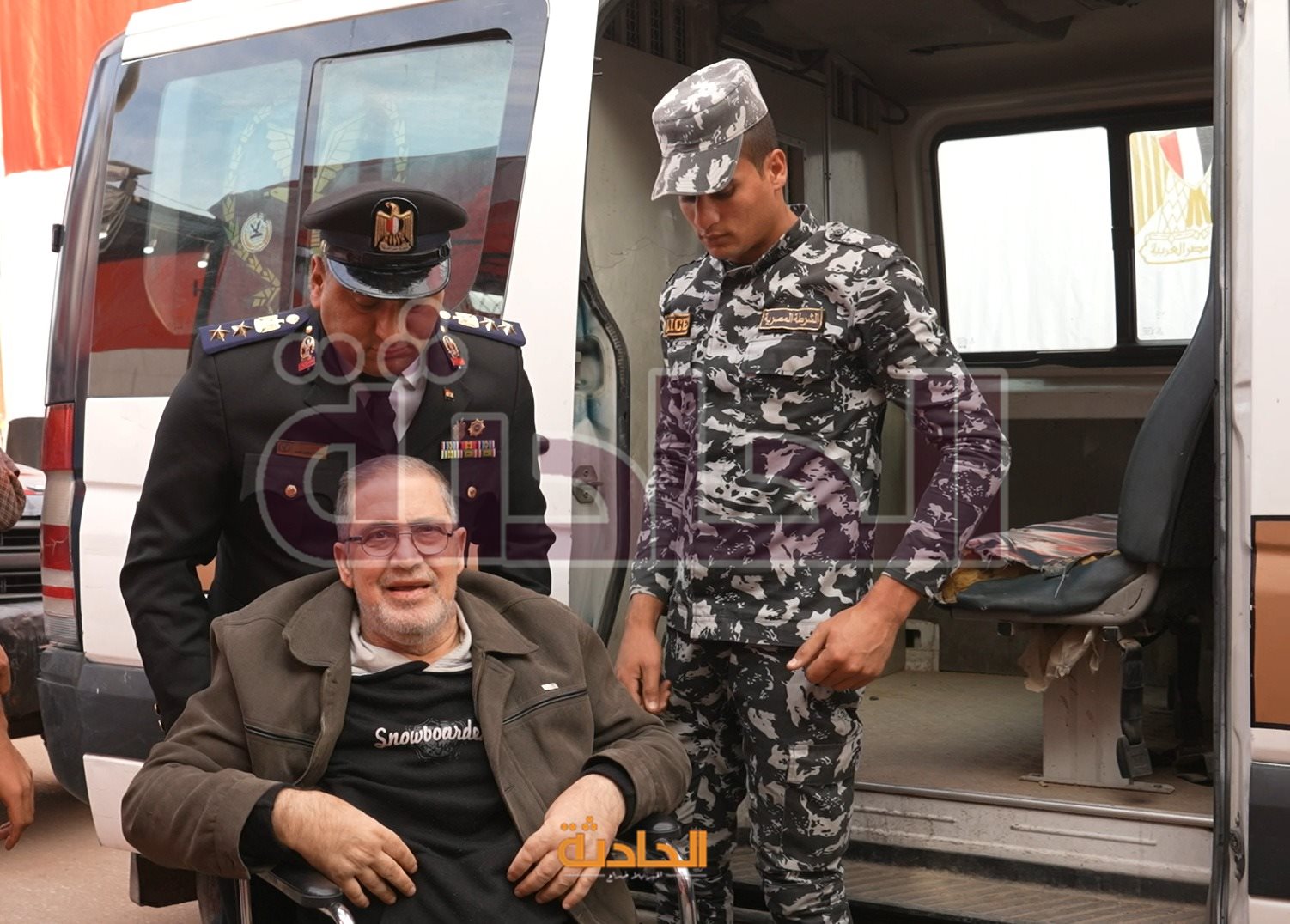 كبار السن وذوى الاحتياجات الخاصة يدلون بأصواتهم بمساعدة الشرطة