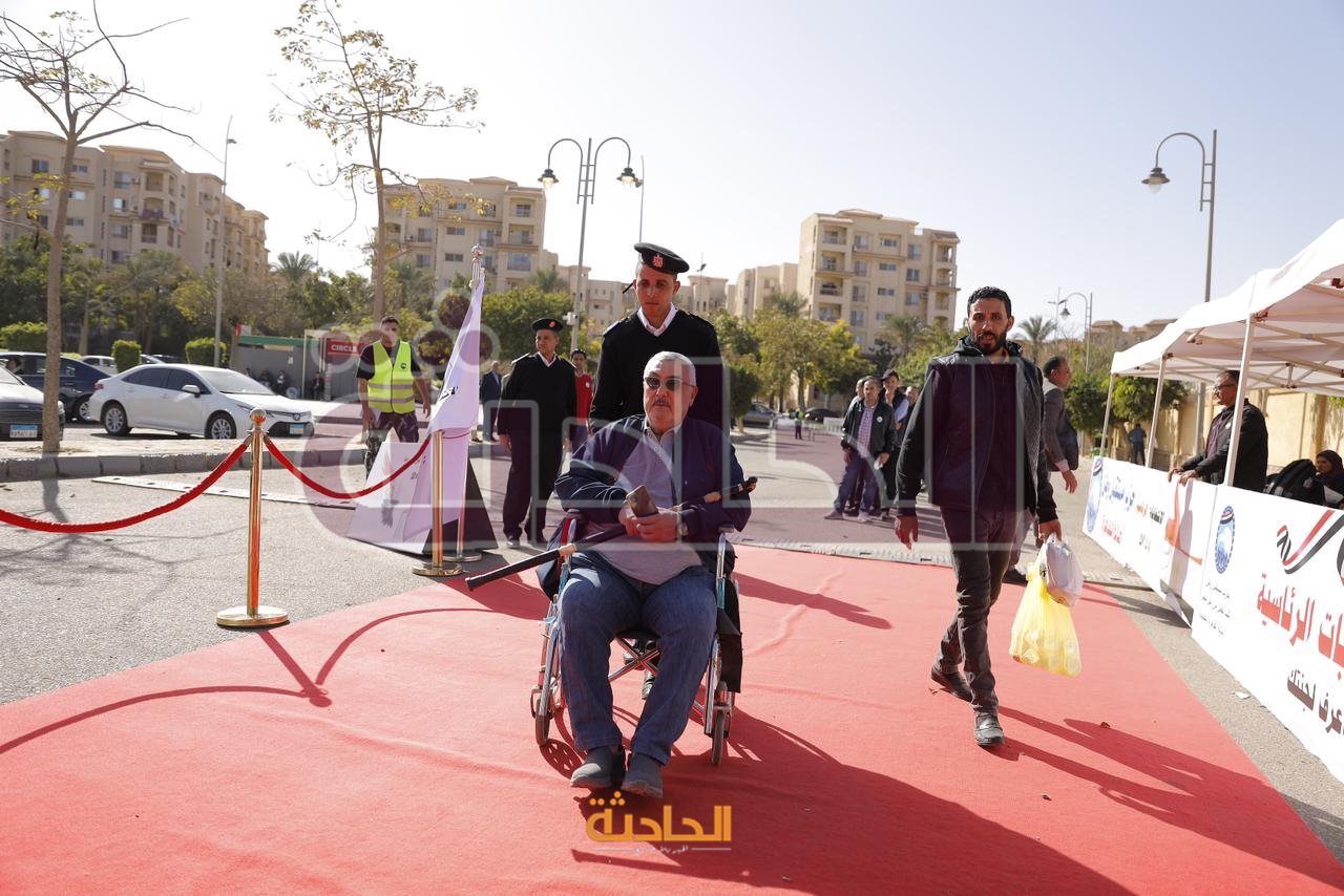 كبار السن وذوى الاحتياجات الخاصة يدلون بأصواتهم بمساعدة الشرطة