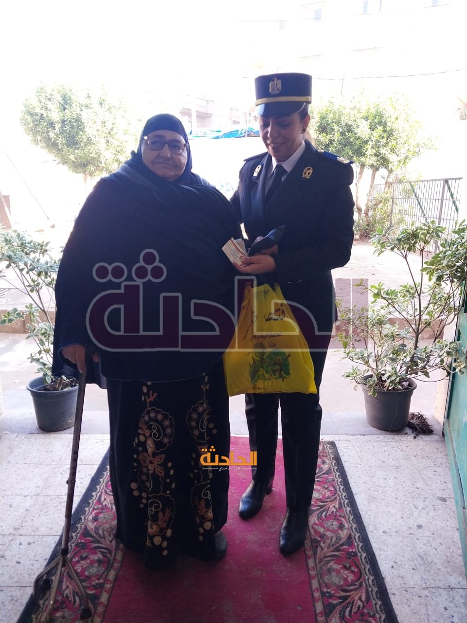 كبار السن وذوى الاحتياجات الخاصة يدلون بأصواتهم بمساعدة الشرطة