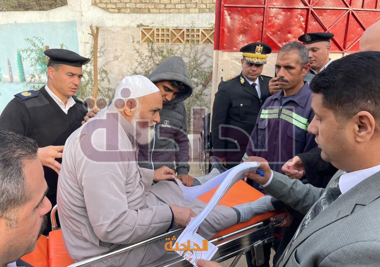 كبار السن وذوى الاحتياجات الخاصة يدلون بأصواتهم بمساعدة الشرطة