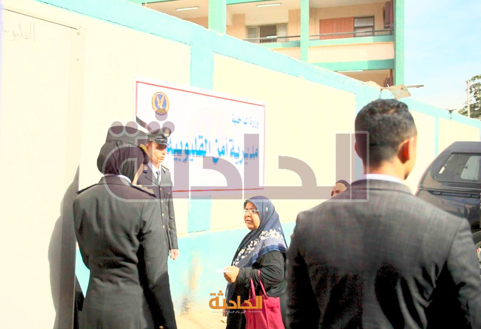 كبار السن وذوى الاحتياجات الخاصة يدلون بأصواتهم بمساعدة الشرطة