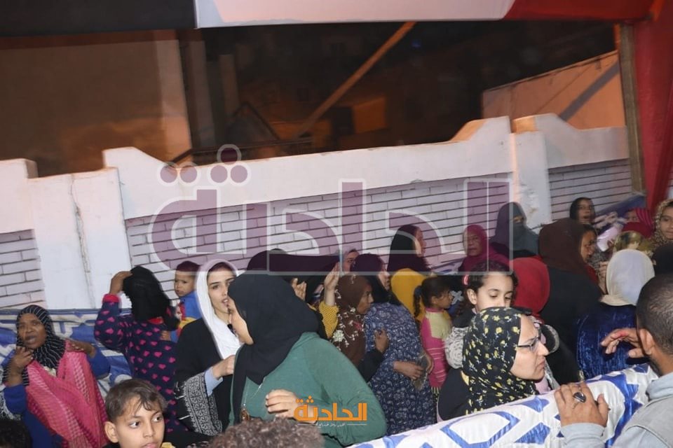 جموع غفيرة من المواطنين في الخصوص والخانكة أمام المقار الانتخابية