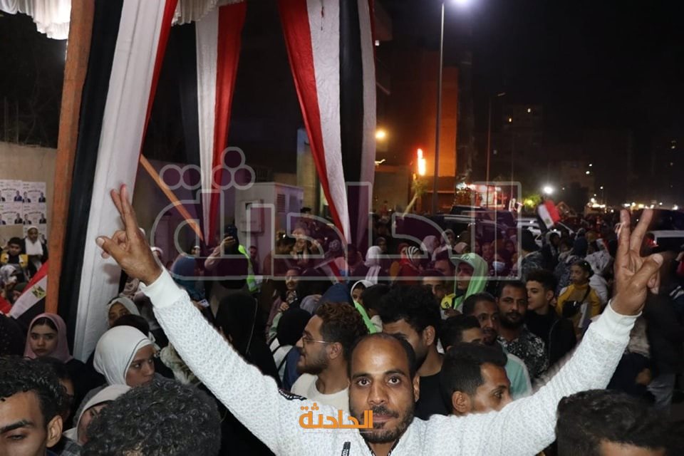 جموع غفيرة من المواطنين في الخصوص والخانكة أمام المقار الانتخابية