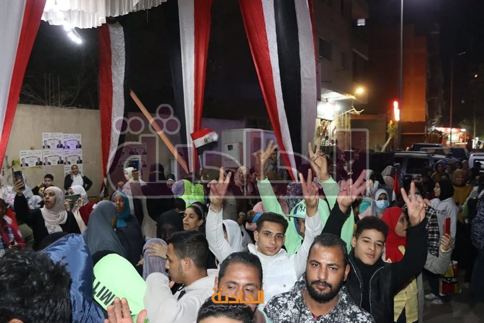 جموع غفيرة من المواطنين في الخصوص والخانكة أمام المقار الانتخابية