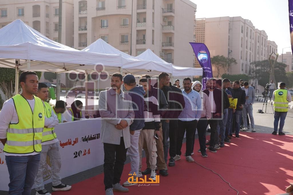 تزاحم المواطنين أمام المقار الانتخابية