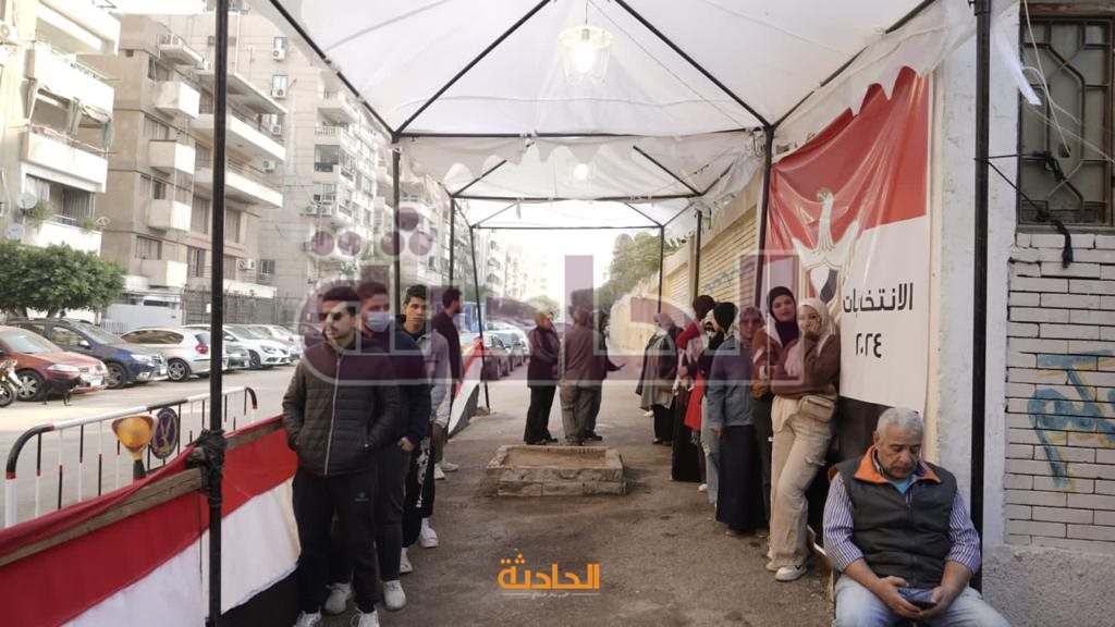 تزاحم المواطنين أمام المقار الانتخابية