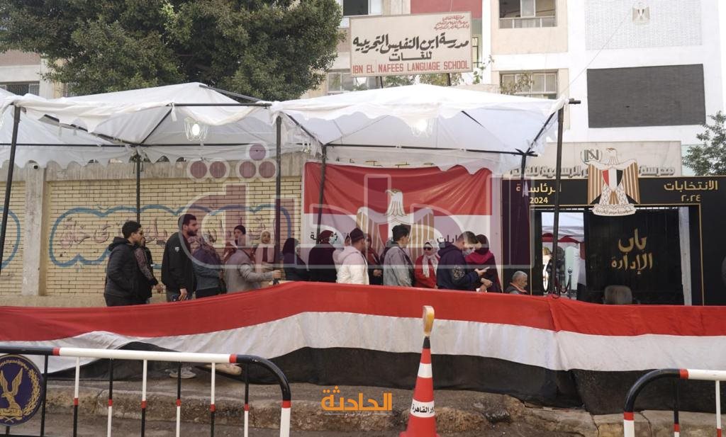 تزاحم المواطنين أمام المقار الانتخابية