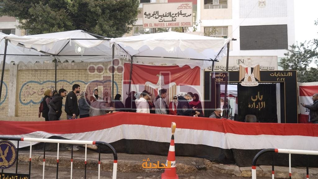 تزاحم المواطنين أمام المقار الانتخابية