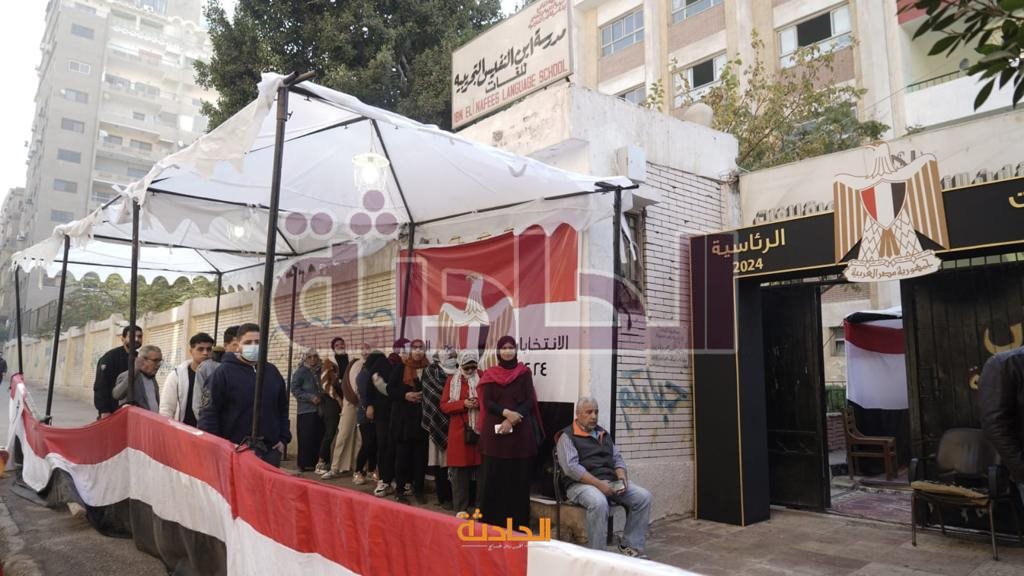 تزاحم المواطنين أمام المقار الانتخابية