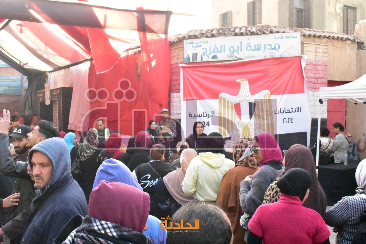 تزاحم المواطنين أمام المقار الانتخابية