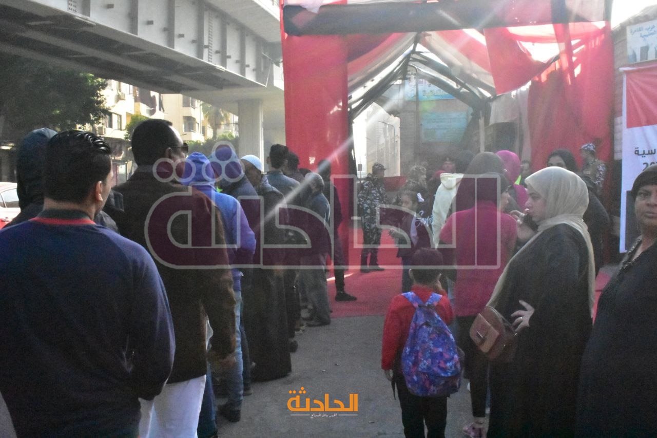 تزاحم المواطنين أمام المقار الانتخابية