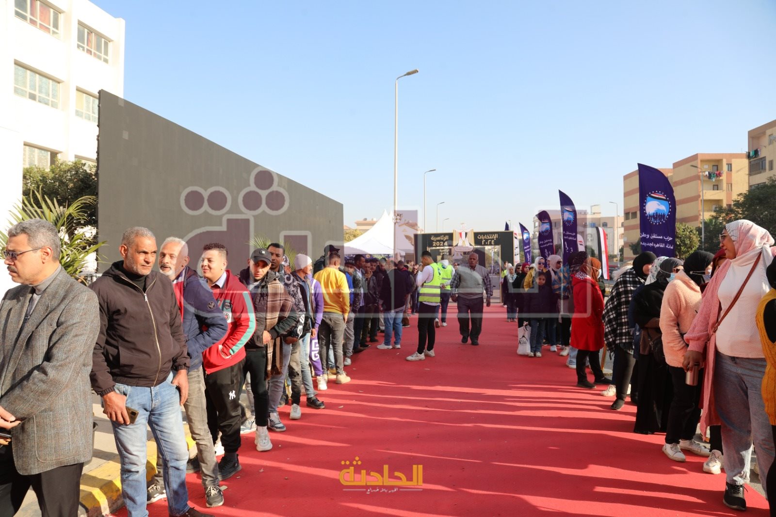 تزاحم المواطنين أمام المقار الانتخابية