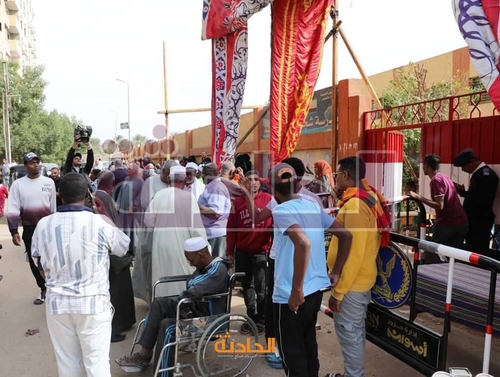 احتشاد المواطنين أمام اللجان الانتخابية في أسوان