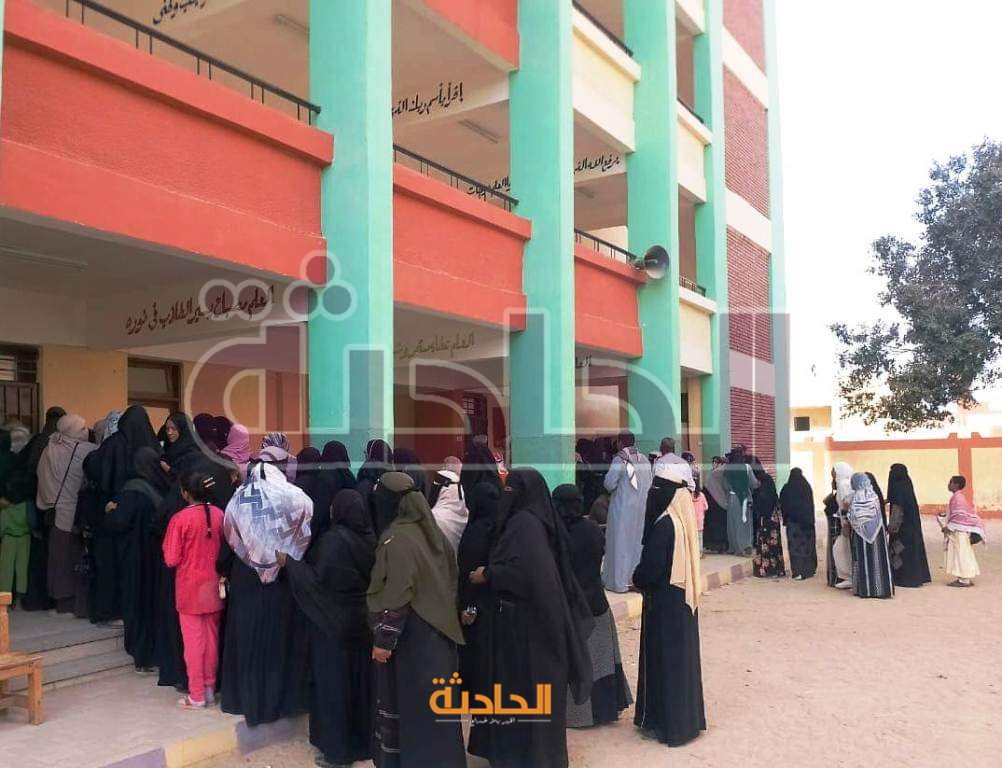 احتشاد المواطنين أمام اللجان الانتخابية في أسوان