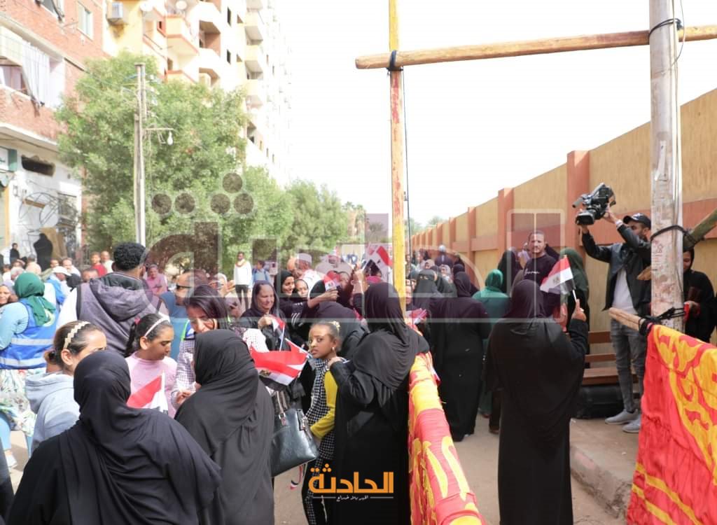 احتشاد المواطنين أمام اللجان الانتخابية في أسوان