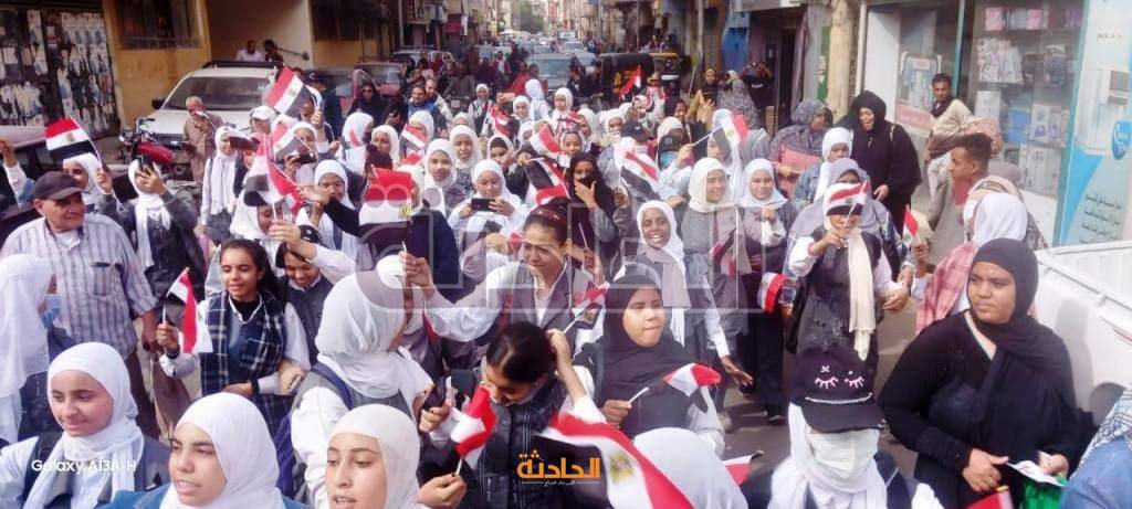 احتشاد المواطنين أمام اللجان الانتخابية في أسوان