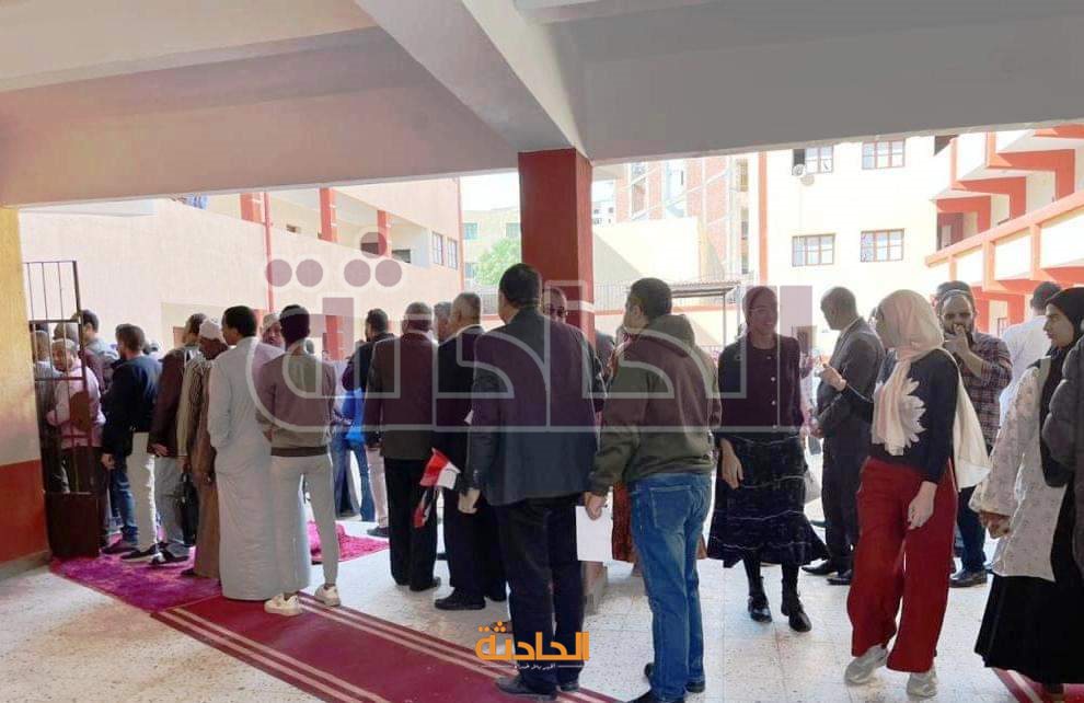 احتشاد المواطنين أمام اللجان الانتخابية في أسوان