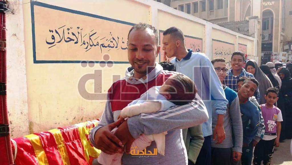 احتشاد المواطنين أمام اللجان الانتخابية في أسوان