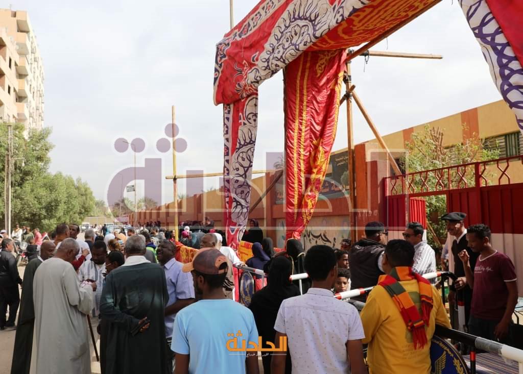 احتشاد المواطنين أمام اللجان الانتخابية في أسوان