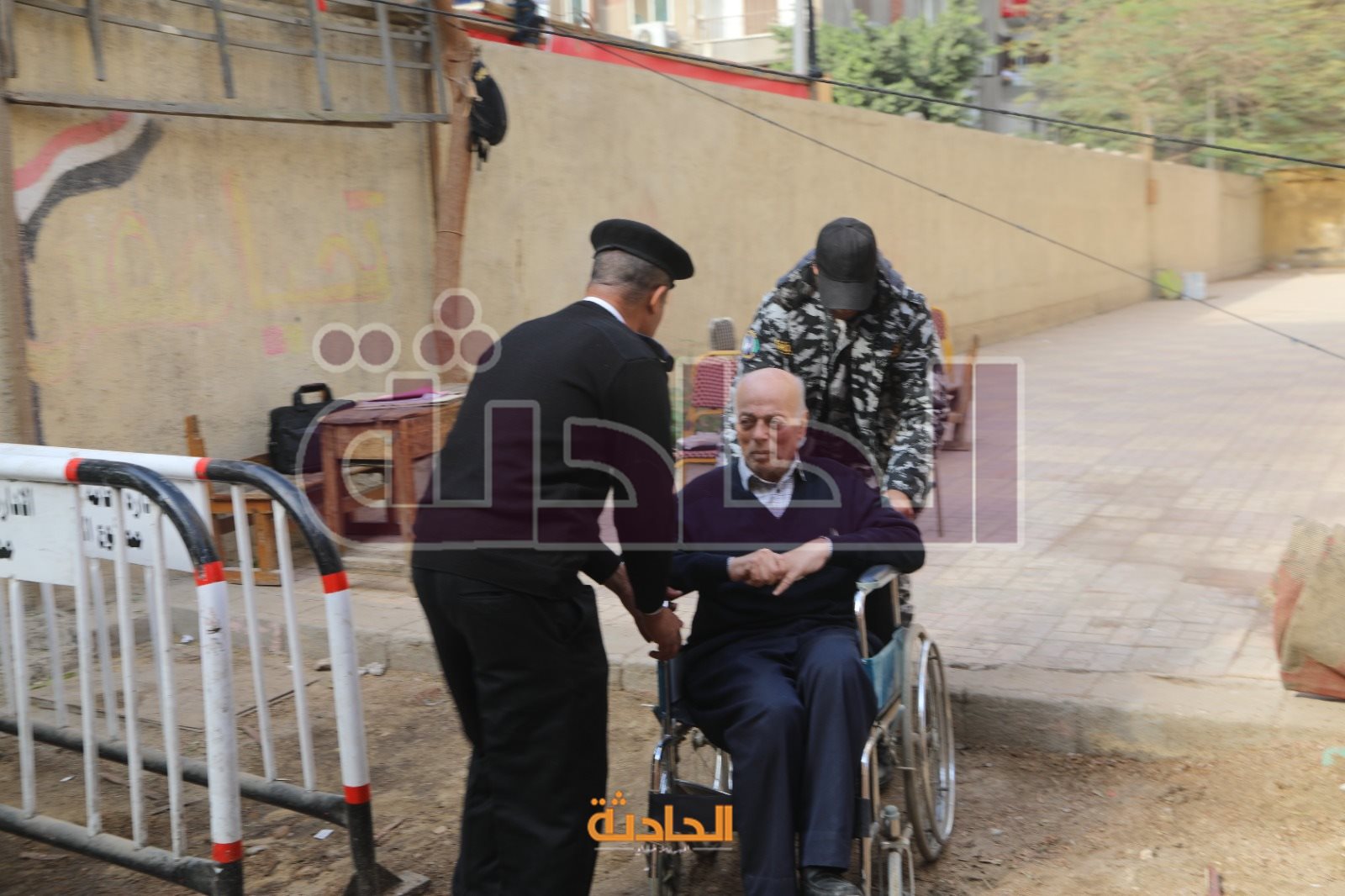 الفنان مجدي بدر يدلي بصوته في بانتخابات الرئاسة بالتجمع الخامس
