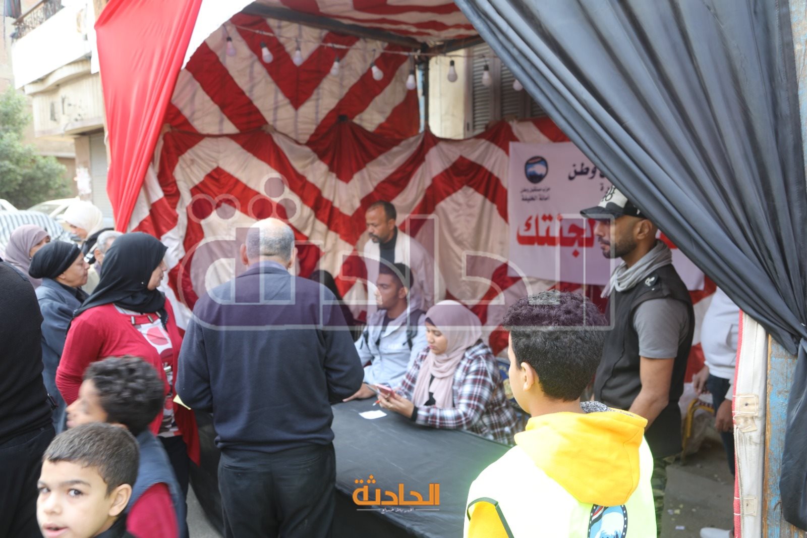 الفنان مجدي بدر يدلي بصوته في بانتخابات الرئاسة بالتجمع الخامس