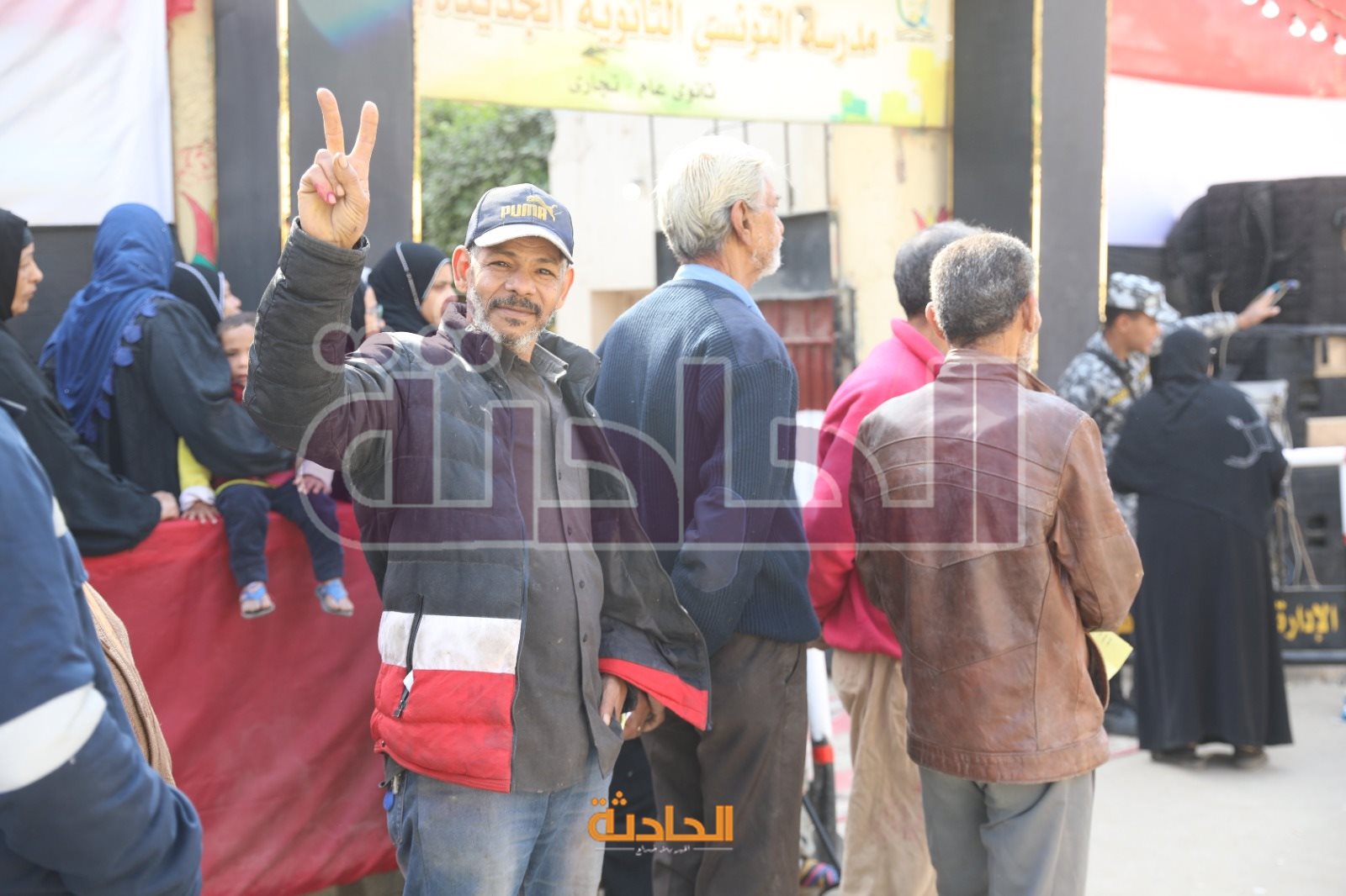 الفنان مجدي بدر يدلي بصوته في بانتخابات الرئاسة بالتجمع الخامس