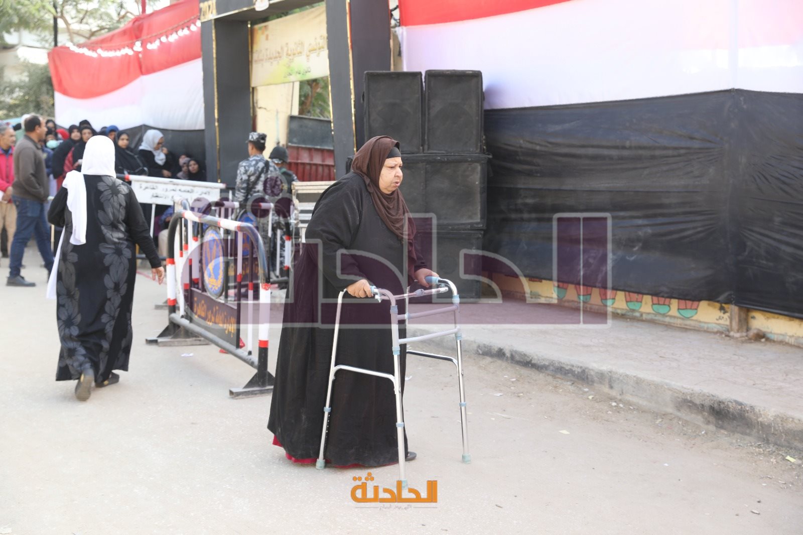الفنان مجدي بدر يدلي بصوته في بانتخابات الرئاسة بالتجمع الخامس
