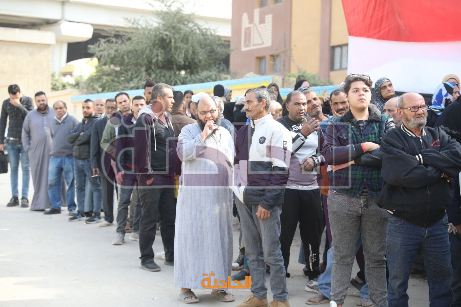 الفنان مجدي بدر يدلي بصوته في بانتخابات الرئاسة بالتجمع الخامس