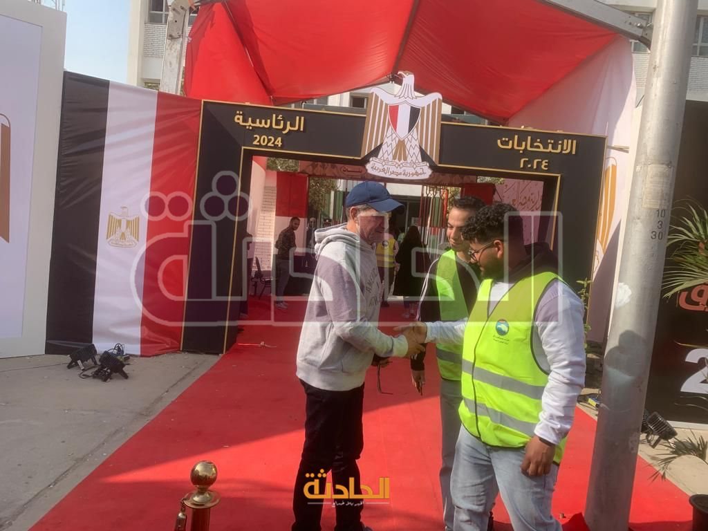 الفنان مجدي بدر يدلي بصوته في بانتخابات الرئاسة بالتجمع الخامس