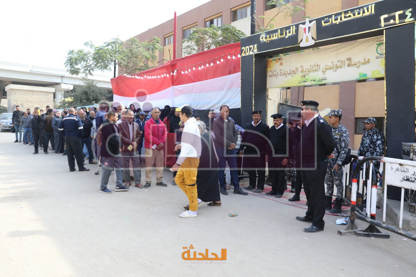 الفنان مجدي بدر يدلي بصوته في بانتخابات الرئاسة بالتجمع الخامس