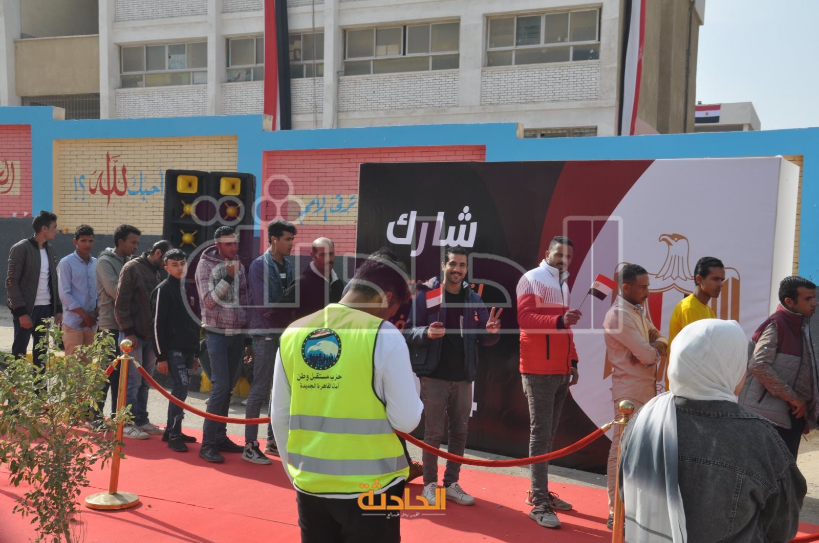 الفنان مجدي بدر يدلي بصوته في بانتخابات الرئاسة بالتجمع الخامس