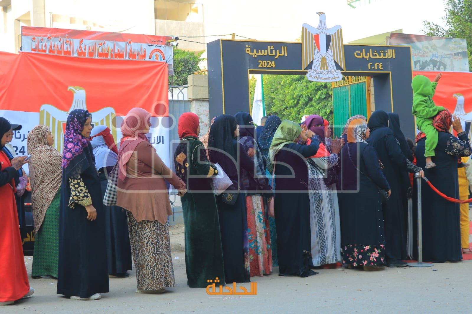 الفنان مجدي بدر يدلي بصوته في بانتخابات الرئاسة بالتجمع الخامس
