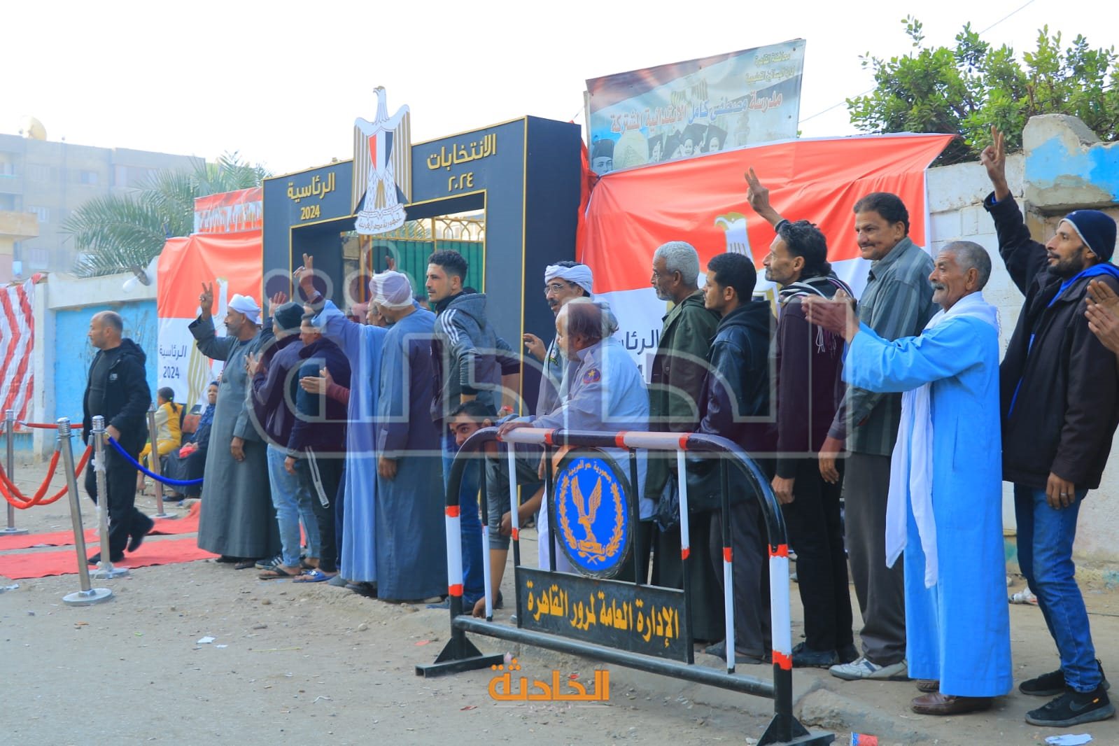 الفنان مجدي بدر يدلي بصوته في بانتخابات الرئاسة بالتجمع الخامس