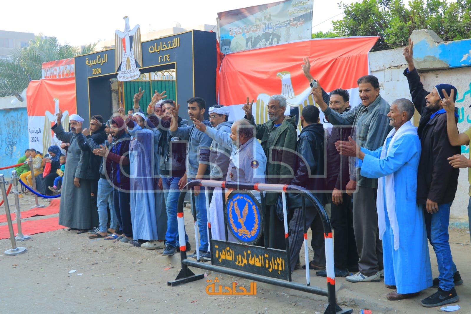 الفنان مجدي بدر يدلي بصوته في بانتخابات الرئاسة بالتجمع الخامس