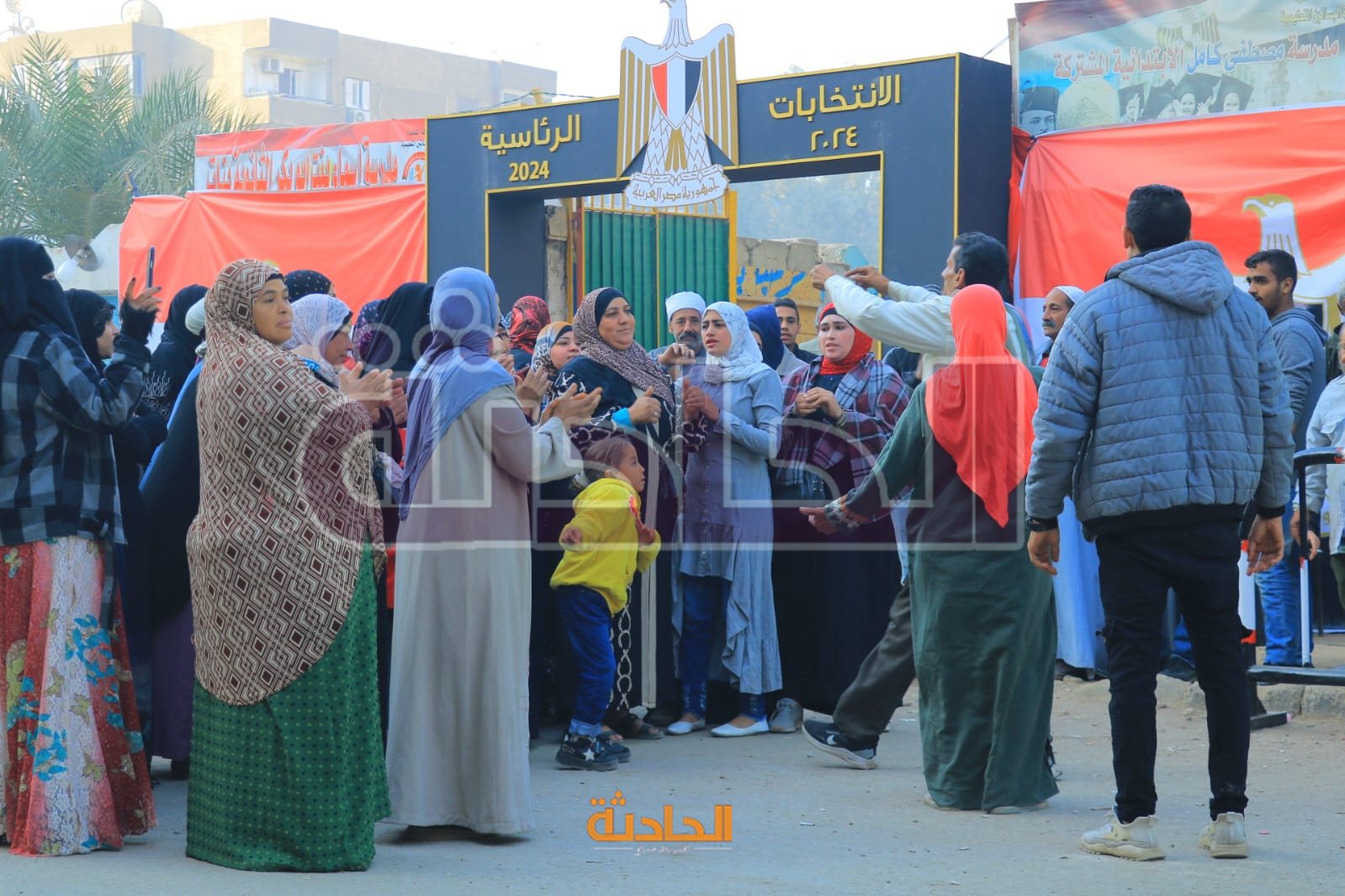 الفنان مجدي بدر يدلي بصوته في بانتخابات الرئاسة بالتجمع الخامس