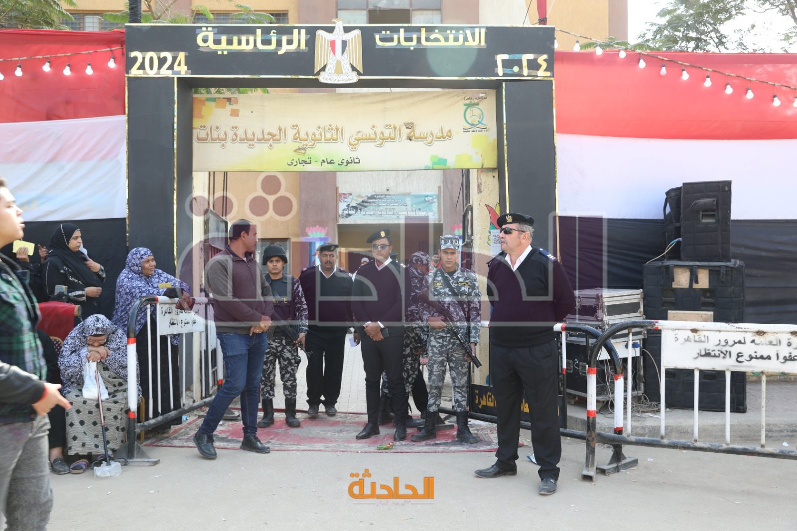 الفنان مجدي بدر يدلي بصوته في بانتخابات الرئاسة بالتجمع الخامس