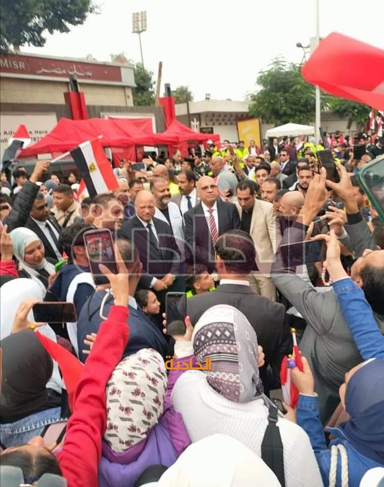 محافظ القاهرة يتصدر مسيرة حاشدة في شوارع العاصمة