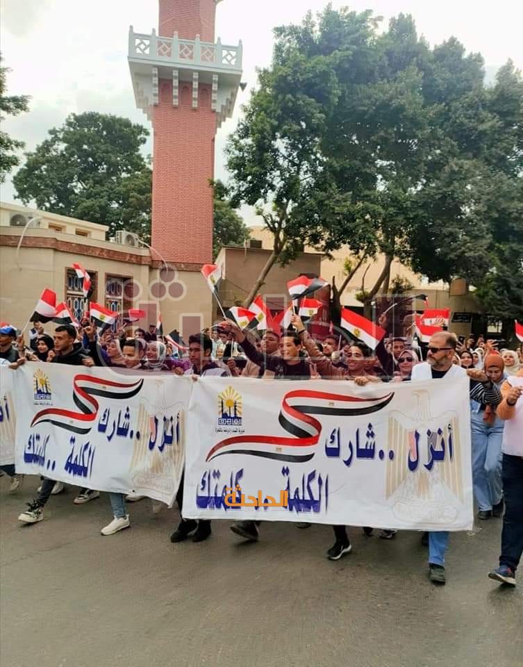 محافظ القاهرة يتصدر مسيرة حاشدة في شوارع العاصمة