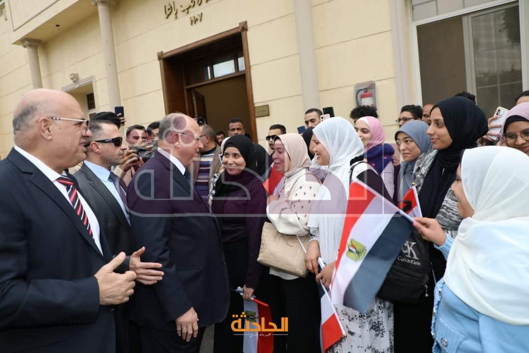 محافظ القاهرة يتصدر مسيرة حاشدة في شوارع العاصمة