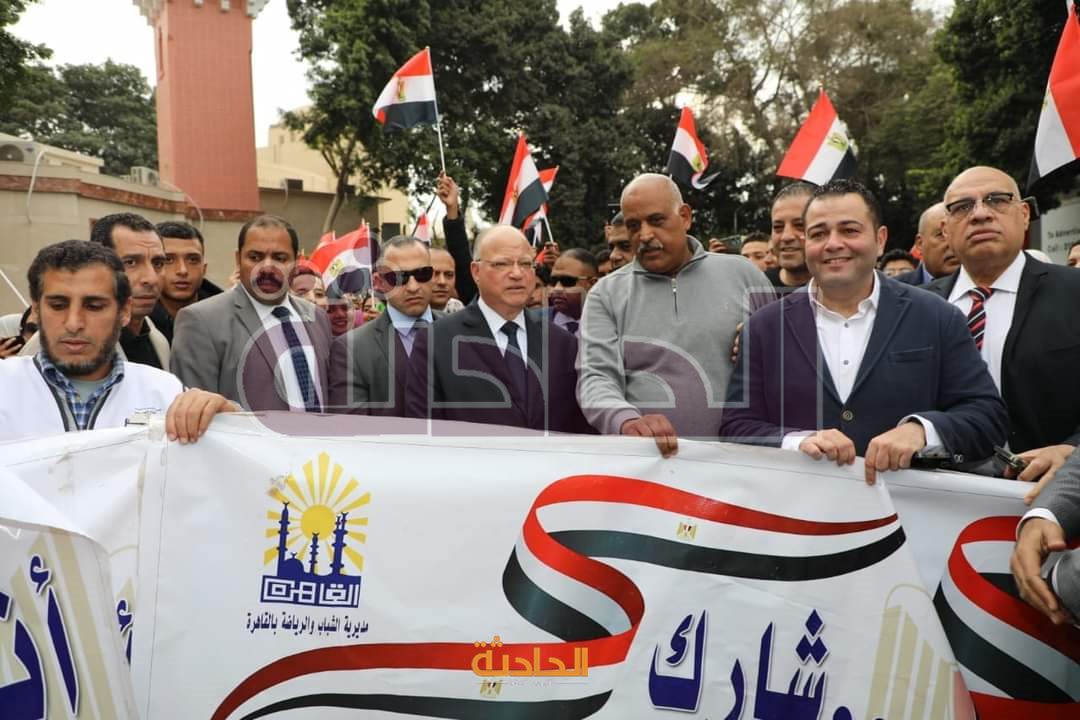 محافظ القاهرة يتصدر مسيرة حاشدة في شوارع العاصمة