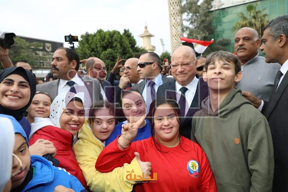 محافظ القاهرة يتصدر مسيرة حاشدة في شوارع العاصمة