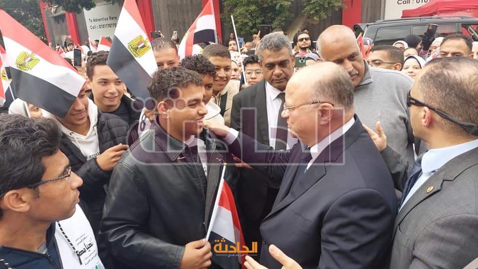 محافظ القاهرة يتصدر مسيرة حاشدة في شوارع العاصمة