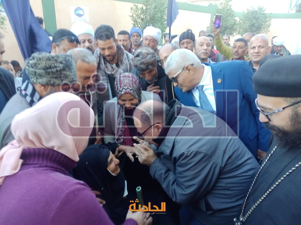 محافظ أسيوط يصطحب أكبر معمرة لداخل لجنة انتخابية