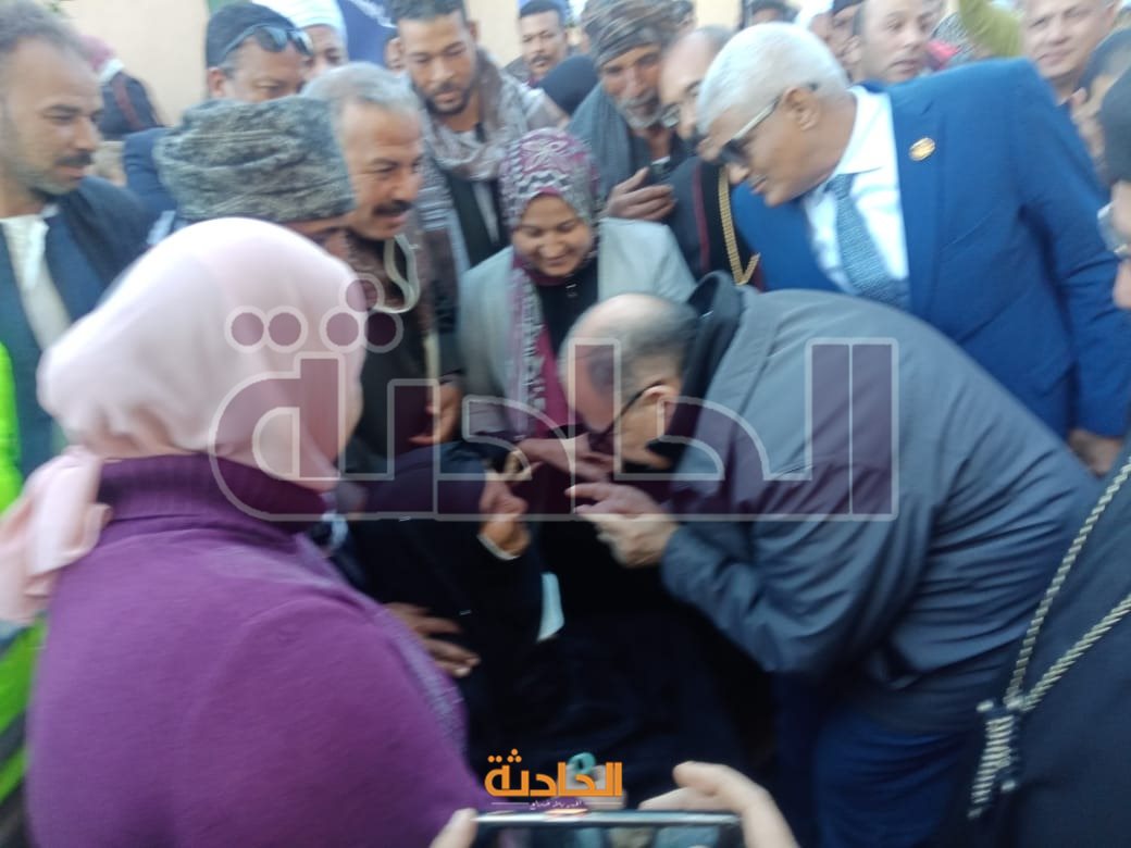 محافظ أسيوط يصطحب أكبر معمرة لداخل لجنة انتخابية